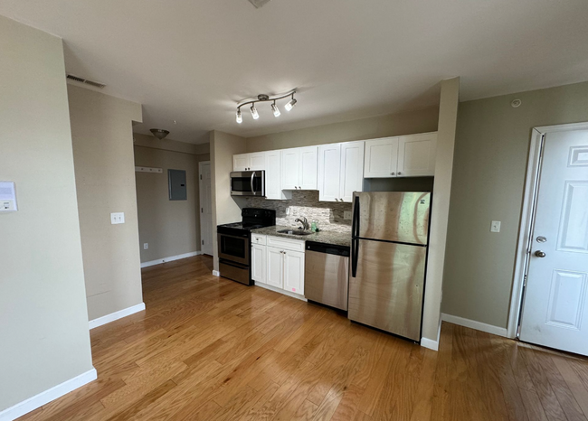 53 Chelsea St, Unit #3B