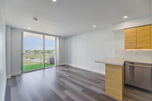 1800 W 24th St, Unit 712 in Miami, FL - Building Photo