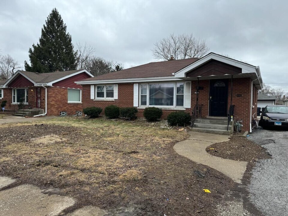 781 E 163rd St in South Holland, IL - Building Photo