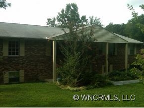 4 Lexington Ln in Hendersonville, NC - Building Photo