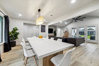 5615 Cerritos Dr, Unit SI ID1514815P in Houston, TX - Foto de edificio - Building Photo