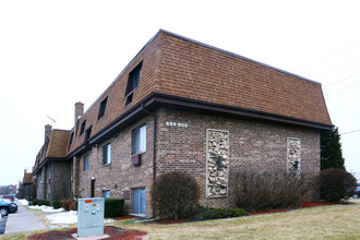 684 W Pickwick Ct in Mount Prospect, IL - Building Photo - Building Photo