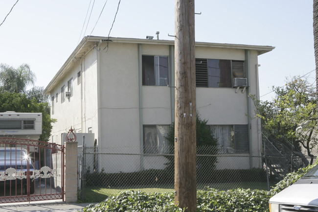 702 N Rampart Blvd in Los Angeles, CA - Foto de edificio - Building Photo