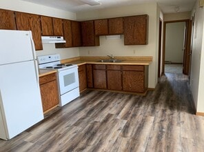 Oak Knoll Complex in Alexandria, MN - Building Photo - Building Photo
