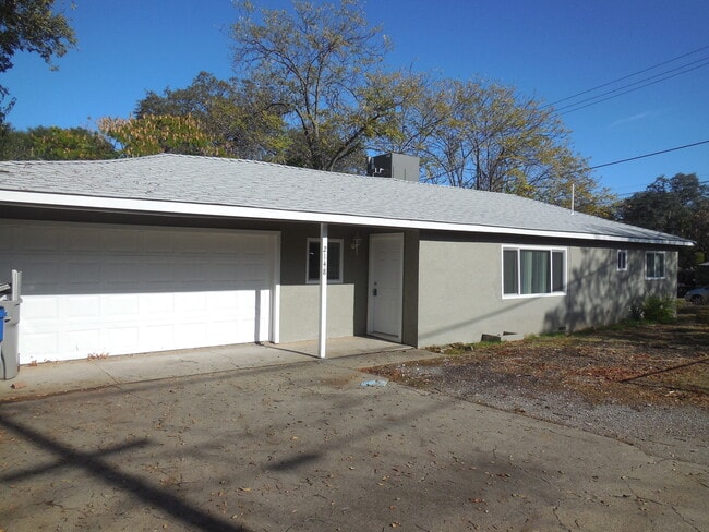 2148 Oxford Rd in Redding, CA - Foto de edificio - Building Photo