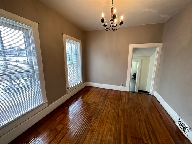 922 N 8th St, Unit Apt 2 in Burlington, IA - Building Photo - Building Photo
