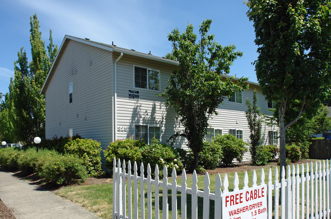 325-355 SE Lilly Ave in Corvallis, OR - Building Photo - Building Photo