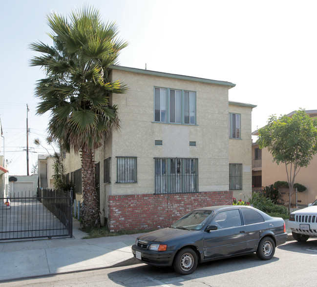 7002 Templeton St in Huntington Park, CA - Foto de edificio - Building Photo