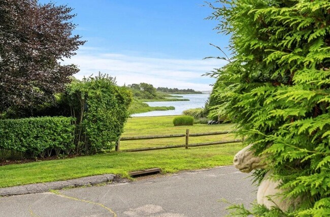 27 Landing Ln in Southampton, NY - Building Photo - Building Photo