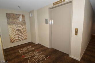 406 Smith Ct in Edgewater, NJ - Building Photo - Building Photo
