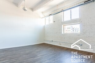 930 W Dakin St, Unit 205 in Chicago, IL - Building Photo
