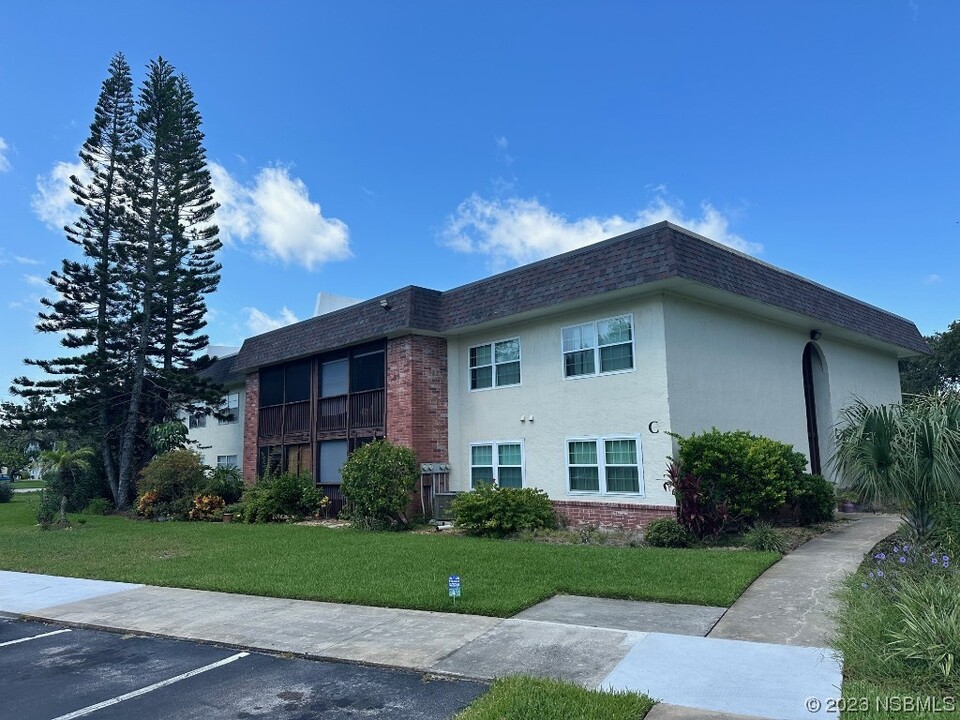 3800 Saxon Dr-Unit -C-52 in New Smyrna Beach, FL - Foto de edificio