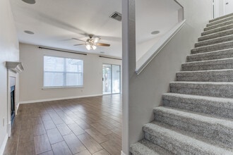 8107 Rustic Park in San Antonio, TX - Foto de edificio - Building Photo