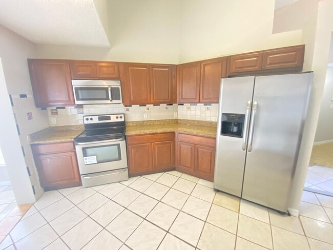 3 Bed 2 Bath Home with Stainless Steel Appliances Near Poinciana Pkwy! in Kissimmee, FL - Foto de edificio - Building Photo