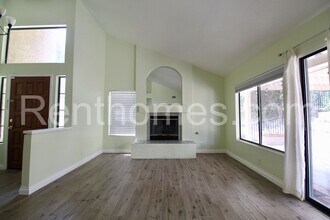 15730 Via Calanova in San Diego, CA - Foto de edificio - Building Photo