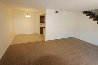8448 Spain Rd NE-Unit -B in Albuquerque, NM - Foto de edificio - Building Photo