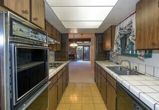 1930 Bechelli Ln in Redding, CA - Building Photo - Building Photo