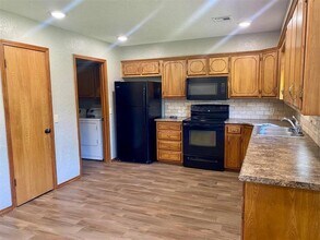 137 Elmwood Ave in Weatherford, OK - Building Photo - Building Photo