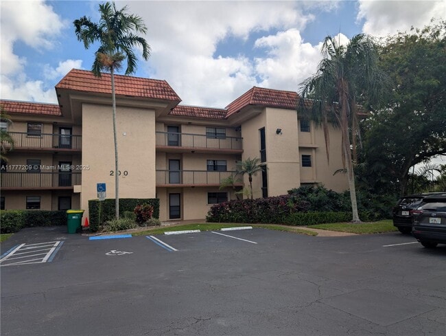 200 Jacaranda Country Club Dr in Plantation, FL - Building Photo - Building Photo