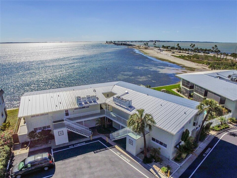 2570 Gary Cir in Dunedin, FL - Building Photo