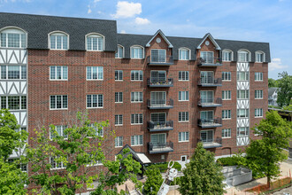 Forest Apartments in Glen Ellyn, IL - Foto de edificio - Building Photo