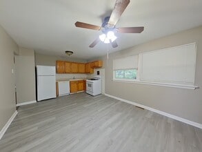 770 Manresa Ln in Florissant, MO - Building Photo - Building Photo