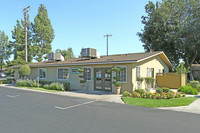 Pacific Grove Apartments in Clovis, CA - Foto de edificio - Building Photo