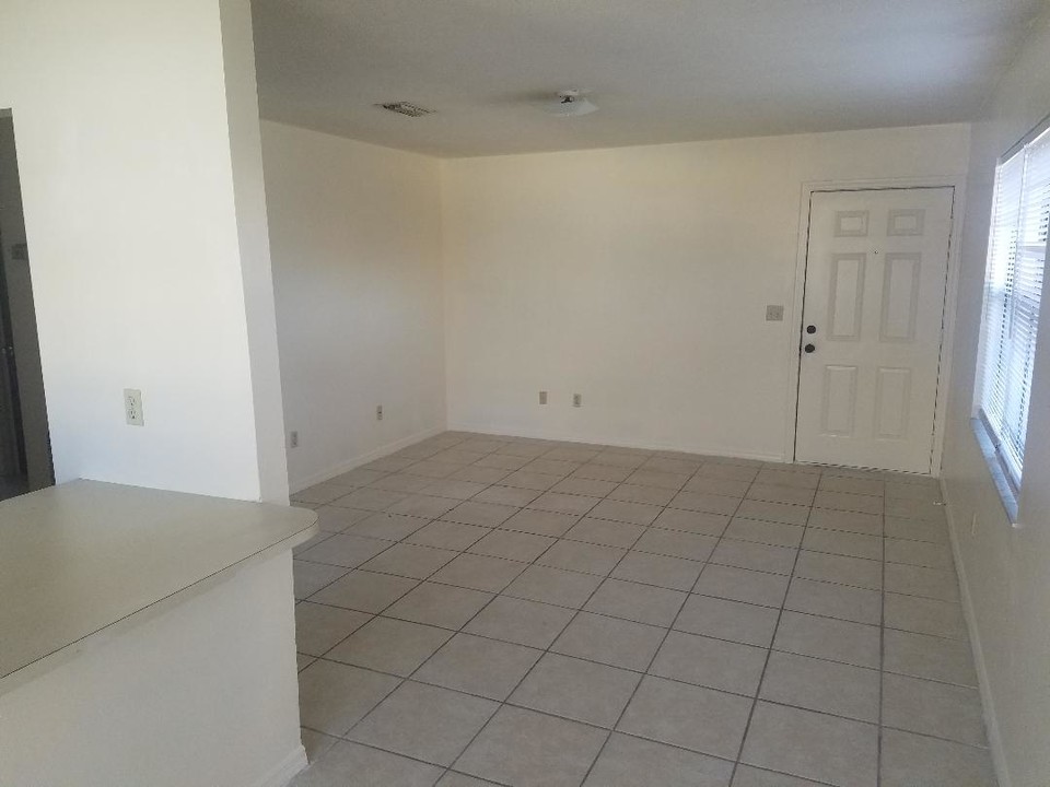 3766 NW Huntsboro St, Unit 101 in Lake City, FL - Building Photo