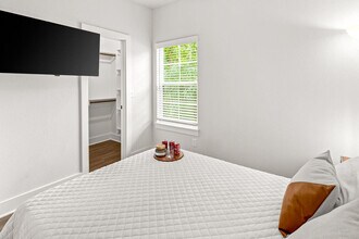 1536 W Cato Springs Rd in Fayetteville, AR - Building Photo - Building Photo