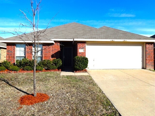 213 Rawhide St in Waxahachie, TX - Building Photo