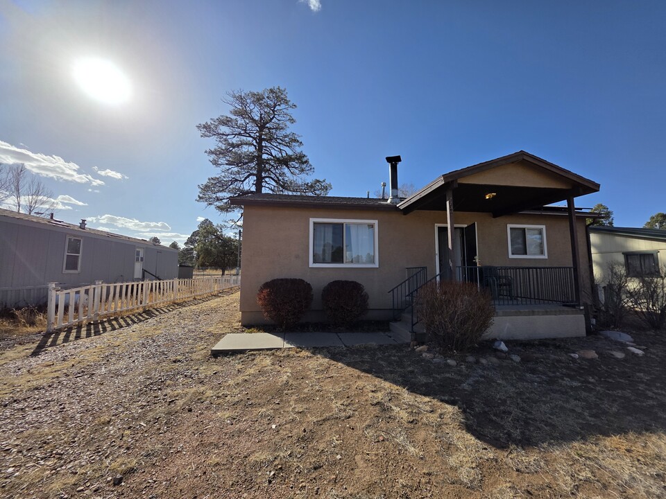 2730 Towell St in Overgaard, AZ - Building Photo