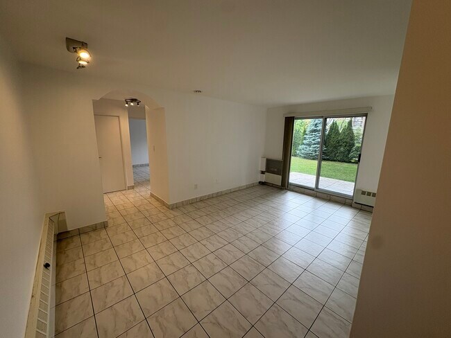 1835 Bloor St in Mississauga, ON - Building Photo - Building Photo