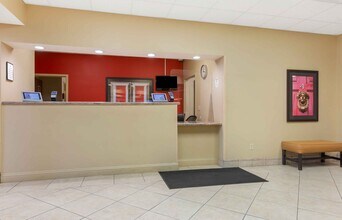 Furnished Studio-Findlay - Tiffin Avenue in Findlay, OH - Foto de edificio - Building Photo