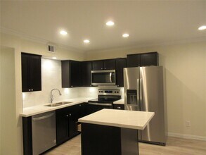 300 Pecore St in Houston, TX - Building Photo - Building Photo
