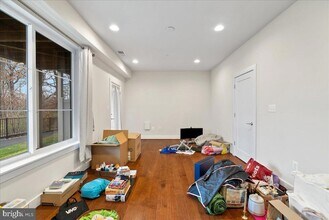 4902 Trail Vista Ln in Chantilly, VA - Foto de edificio - Building Photo