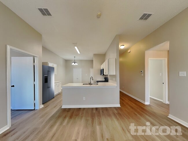 923 McKavett Dr in Burleson, TX - Foto de edificio - Building Photo