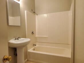 218 Colin B Kelly Dr in Bakersfield, CA - Building Photo - Building Photo