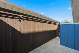 9829 Park Ln Ct in Dallas, TX - Foto de edificio - Building Photo