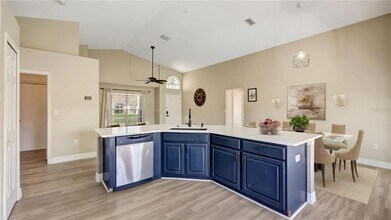 1445 Sophie Way in Kissimmee, FL - Foto de edificio - Building Photo