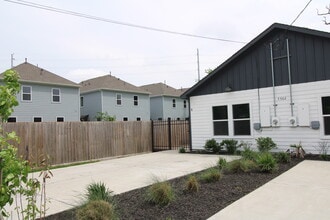 7502 Sandle St in Houston, TX - Foto de edificio - Building Photo