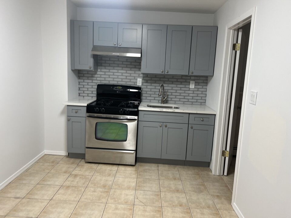 4 Columbus St, Unit 2nd floor right in Bloomfield, NJ - Building Photo