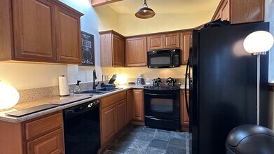 26065 Adamor Rd in Calabasas, CA - Foto de edificio - Building Photo