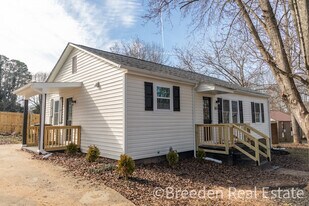 303 Putnam St in Shelby, NC - Building Photo