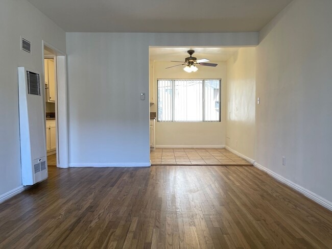 7910 Kester Ave in Los Angeles, CA - Building Photo - Building Photo