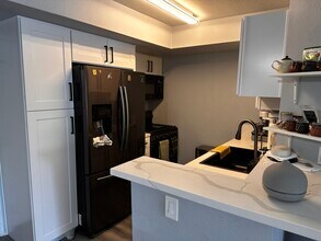 5565 Canoga Ave, Unit 113 in Woodland Hills, CA - Building Photo - Building Photo