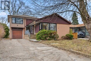 135 Waterloo Ave in Toronto, ON - Building Photo