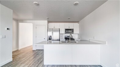 1068 E Scuttlebutt Ln in Saratoga Springs, UT - Foto de edificio - Building Photo