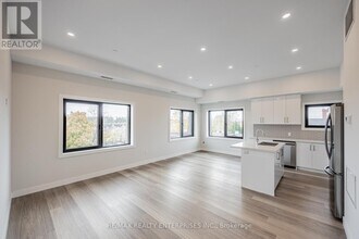 53-353 Queen St S in Mississauga, ON - Building Photo - Building Photo