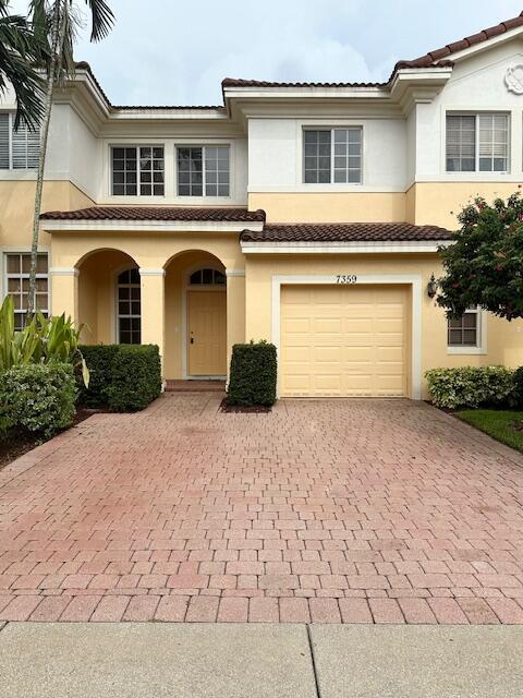 7359 Briella Dr in Boynton Beach, FL - Foto de edificio