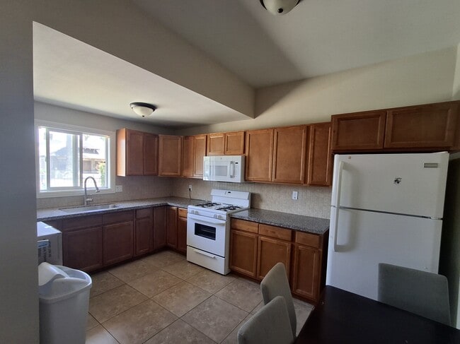 1248 W 37th Dr, Unit Room A in Los Angeles, CA - Foto de edificio - Building Photo